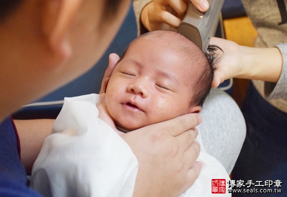 剃胎毛、滿月剃頭、嬰兒剃頭、嬰兒理髮、嬰兒剃髮、嬰兒剃胎毛、嬰兒滿月剃頭、寶寶剃頭、剃胎毛儀式、剃胎毛吉祥話、滿月剃頭儀式、滿月剃頭吉祥話、寶寶剃胎毛、寶寶滿月剃頭理髮、 台中西區剃胎毛、台中西區滿月剃頭、 台中西區嬰兒剃頭剃胎毛、台中西區嬰兒理髮、台中西區嬰兒剃髮、蘇寶寶(台中西區到府嬰兒寶寶滿月剃頭理髮、免費到府嬰兒剃胎毛儀式吉祥話)。到府剃頭剃胎毛主持、專業拍照、DVD光碟、證書。★購買「臍帶章、肚臍章、胎毛筆刷印章」贈送：剃頭、收涎、抓周，三選一。2016.01.06 照片14